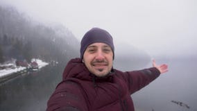 concept de course Homme prenant le selfie et montrant le lac Ritsa en l'Abkhazie en hiver banque de vidéos concept de course Homme prenant le selfie et montrant le lac Ritsa en l'Abkhazie en hiver banque de vidéos