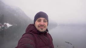 concept de course Pouce d'apparence d'homme au lac Ritsa en l'Abkhazie en hiver banque de vidéos concept de course Pouce d'apparence d'homme au lac Ritsa en l'Abkhazie en hiver banque de vidéos