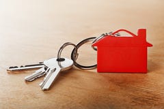 Concept de domaine avec la clé, keychain rouge, fond en bois de symbole de maison Image libre de droits Concept de domaine avec la clé, keychain rouge, fond en bois de symbole de maison Image libre de droits