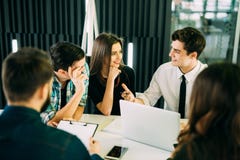 Concept de démarrage de réunion de séance de réflexion de travail d'équipe de diversité collègues d'équipe d'affaires travaillant Photographie stock Concept de démarrage de réunion de séance de réflexion de travail d'équipe de diversité collègues d'équipe d'affaires travaillant Photographie stock