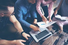 Concept de démarrage de réunion de séance de réflexion de travail d'équipe de diversité Ordinateur portable de Team Coworkers Glo Concept de démarrage de réunion de séance de réflexion de travail d'équipe de diversité Ordinateur portable de Team Coworkers Glo