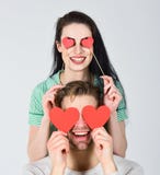 Concept de jour de Valentines Couples d'homme et de femme dans l'amour tenir les cartes de papier rouges de valentines de coeur H images stock Concept de jour de Valentines Couples d'homme et de femme dans l'amour tenir les cartes de papier rouges de valentines de coeur H images stock