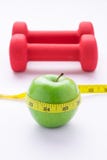 Concept de la perte de poids avec la pomme verte fraîche, la bande de mesure et les haltères Programme de régime de forme physiqu photographie stock libre de droits Concept de la perte de poids avec la pomme verte fraîche, la bande de mesure et les haltères Programme de régime de forme physiqu photographie stock libre de droits