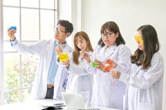 Concept de la Science Qualité de essai scientifique de chimiste Team Scientist travaillant au laboratoire Un mâle et trois femell photos libres de droits Concept de la Science Qualité de essai scientifique de chimiste Team Scientist travaillant au laboratoire Un mâle et trois femell photos libres de droits