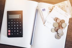 Concept de livre de comptes avec des billets et des pièces d'argent liquide, carnet et calculatrice photo libre de droits Concept de livre de comptes avec des billets et des pièces d'argent liquide, carnet et calculatrice photo libre de droits