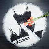Concept de mode Bustier de trois dentelles sur une fourrure blanche Vue supérieure photos stock Concept de mode Bustier de trois dentelles sur une fourrure blanche Vue supérieure photos stock