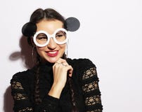 Concept de mode Fille de mannequin étonnée par beauté utilisant de grandes lunettes de soleil Jeune fille Maquillage photographie stock libre de droits Concept de mode Fille de mannequin étonnée par beauté utilisant de grandes lunettes de soleil Jeune fille Maquillage photographie stock libre de droits