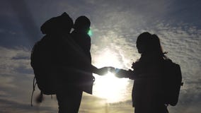 Concept de navigation de tourisme de travail d'?quipe Les randonneurs heureux de famille silhouettent en nature regardant dans un clips vidéos Concept de navigation de tourisme de travail d'?quipe Les randonneurs heureux de famille silhouettent en nature regardant dans un clips vidéos
