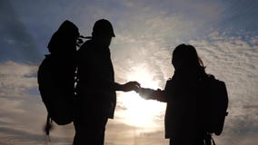 Concept de navigation de tourisme de travail d'?quipe Silhouette heureuse de randonneurs de famille dans le mode de vie de nature clips vidéos Concept de navigation de tourisme de travail d'?quipe Silhouette heureuse de randonneurs de famille dans le mode de vie de nature clips vidéos