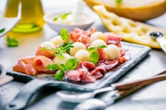 Concept de nourriture italienne avec le melon et le prosciutto photos libres de droits Concept de nourriture italienne avec le melon et le prosciutto photos libres de droits