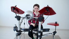 Concept de passe-temps et de musique Batteur de jeune femme pratiquant le kit électronique de tambour à la maison banque de vidéos Concept de passe-temps et de musique Batteur de jeune femme pratiquant le kit électronique de tambour à la maison banque de vidéos