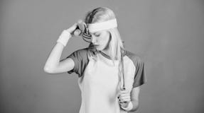 Concept de perte de poids La corde ? sauter est br?leur de grande calorie La corde ? sauter de prise de fille portent des bracele images libres de droits Concept de perte de poids La corde ? sauter est br?leur de grande calorie La corde ? sauter de prise de fille portent des bracele images libres de droits