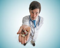 Concept de pharmacie et de pharmacologie Le docteur juge beaucoup de pilules disponibles photo libre de droits Concept de pharmacie et de pharmacologie Le docteur juge beaucoup de pilules disponibles photo libre de droits