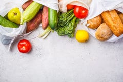 Concept de rebut zéro Sacs de coton d'Eco avec des fruits et légumes, fond blanc, vue supérieure photographie stock Concept de rebut zéro Sacs de coton d'Eco avec des fruits et légumes, fond blanc, vue supérieure photographie stock