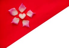 Concept de Saint-Valentin avec les guimauves en forme de coeur et les pétales de rose roses sur le papier rouge et le fond blanc photo stock Concept de Saint-Valentin avec les guimauves en forme de coeur et les pétales de rose roses sur le papier rouge et le fond blanc photo stock