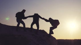 Concept de silhouette de voyage d'affaires d'aide de travail d'équipe de mode de vie Le groupe de touristes pr?te un coup de main clips vidéos Concept de silhouette de voyage d'affaires d'aide de travail d'équipe de mode de vie Le groupe de touristes pr?te un coup de main clips vidéos
