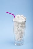 Concept de sucre caché dans la soude, une source d'énergie et des glucides rapides Arragement vertical photographie stock libre de droits Concept de sucre caché dans la soude, une source d'énergie et des glucides rapides Arragement vertical photographie stock libre de droits