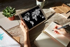 Concept de technologie de carte et de blockchain du monde de Bitcoin sur l'?cran image libre de droits Concept de technologie de carte et de blockchain du monde de Bitcoin sur l'?cran image libre de droits