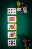 Concept de tisonnier avec des cartes sur la table verte catégories de Main-rang : Trois d'une sorte photographie stock libre de droits Concept de tisonnier avec des cartes sur la table verte catégories de Main-rang : Trois d'une sorte photographie stock libre de droits
