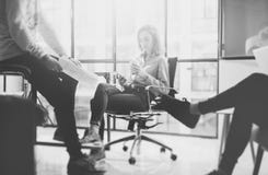 Concept de travail d'équipe, faisant un brainstorm Équipage d'homme d'affaires travaillant avec le nouveau projet de démarrage da images stock Concept de travail d'équipe, faisant un brainstorm Équipage d'homme d'affaires travaillant avec le nouveau projet de démarrage da images stock