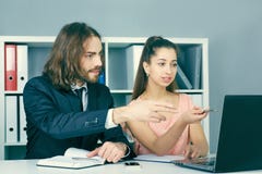 Concept de travail d'équipe Jeunes collègues créatifs travaillant avec le nouveau projet de démarrage dans le bureau moderne Deux photos libres de droits Concept de travail d'équipe Jeunes collègues créatifs travaillant avec le nouveau projet de démarrage dans le bureau moderne Deux photos libres de droits