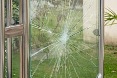 Concept de vandalisme, verre endommagé d'abri d'arrêt d'autobus Problèmes sociaux photo stock Concept de vandalisme, verre endommagé d'abri d'arrêt d'autobus Problèmes sociaux photo stock