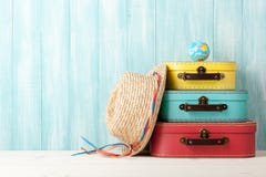Concept de voyage avec les rétros valises de style, le chapeau de paille et le globe o Concept de voyage avec les rétros valises de style, le chapeau de paille et le globe o
