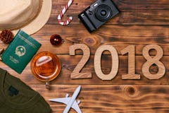 Concept de voyage sur la table en bois Décorations de Noël, appareil-photo, Vi images libres de droits Concept de voyage sur la table en bois Décorations de Noël, appareil-photo, Vi images libres de droits