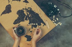 Concept de voyage de vue supérieure avec la carte et la caméra du monde et sur le fond noir avec l'espace de copie image libre de droits Concept de voyage de vue supérieure avec la carte et la caméra du monde et sur le fond noir avec l'espace de copie image libre de droits