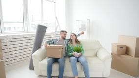 Concept des achats et de louer les immobiliers Les jeunes couples de famille ont achet? ou ont lou? leur premier petit appartemen clips vidéos Concept des achats et de louer les immobiliers Les jeunes couples de famille ont achet? ou ont lou? leur premier petit appartemen clips vidéos