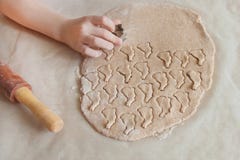 Concept die Pasen-voedsel met kind in de keuken voorbereiden, huisvrije tijd royalty-vrije stock afbeeldingen Concept die Pasen-voedsel met kind in de keuken voorbereiden, huisvrije tijd royalty-vrije stock afbeeldingen