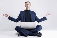 Concept et idées d'affaires Verticale de jeunes affaires caucasiennes Image libre de droits Concept et idées d'affaires Verticale de jeunes affaires caucasiennes Image libre de droits