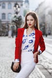Concept femelle de mode Portrait extérieur d'une jeune belle femme sûre posant sur la rue Port modèle photos stock Concept femelle de mode Portrait extérieur d'une jeune belle femme sûre posant sur la rue Port modèle photos stock