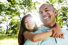 Concept gai de Daughter Piggyback Bonding de père images stock Concept gai de Daughter Piggyback Bonding de père images stock