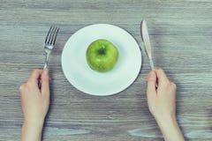 Concept gezonde voeding Groene verse smakelijke appel op witte plaat royalty-vrije stock foto Concept gezonde voeding Groene verse smakelijke appel op witte plaat royalty-vrije stock foto