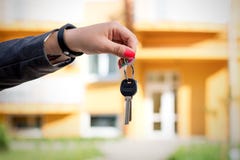 Concept het kopen van, het verkopen van en het huren van huisvesting Een woman& x27; s hand h stock foto Concept het kopen van, het verkopen van en het huren van huisvesting Een woman& x27; s hand h stock foto