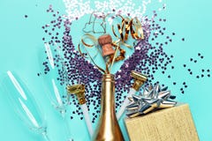 Concept het openen van een dure gouden champagnefles gewijd aan de viering stock foto Concept het openen van een dure gouden champagnefles gewijd aan de viering stock foto