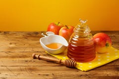 Concept juif de célébration de vacances de nouvelle année de hashanah de Rosh Miel et pommes au-dessus de fond jaune Images stock Concept juif de célébration de vacances de nouvelle année de hashanah de Rosh Miel et pommes au-dessus de fond jaune Images stock