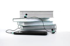 Concept om aan audiobooks te luisteren Blauwe hoofdtelefoons en smatphone dichtbij stapel boeken royalty-vrije illustratie Concept om aan audiobooks te luisteren Blauwe hoofdtelefoons en smatphone dichtbij stapel boeken royalty-vrije illustratie