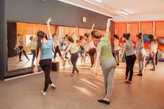 Concept sain de mode de vie d'enfants - groupe de folâtre des adolescentes s'exerçant dans le gymnase photos libres de droits Concept sain de mode de vie d'enfants - groupe de folâtre des adolescentes s'exerçant dans le gymnase photos libres de droits