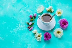 Concept savoureux de matin Configuration plate de tasse de café fraîchement préparé entouré avec les fleurs et les pétales blancs photos libres de droits Concept savoureux de matin Configuration plate de tasse de café fraîchement préparé entouré avec les fleurs et les pétales blancs photos libres de droits
