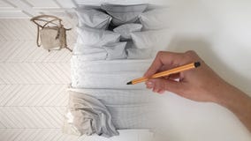 Concept van de architecten het binnenlandse ontwerper: hand die een ontwerp binnenlands project trekken terwijl de ruimte echte, stock fotografie Concept van de architecten het binnenlandse ontwerper: hand die een ontwerp binnenlands project trekken terwijl de ruimte echte, stock fotografie