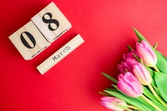 8 concept van de de Vrouwen` s Dag van Maart het Gelukkige Met houten scheurkalender en roze tulpen op rode achtergrond De ruimte stock foto's 8 concept van de de Vrouwen` s Dag van Maart het Gelukkige Met houten scheurkalender en roze tulpen op rode achtergrond De ruimte stock foto's