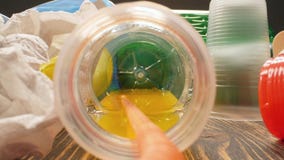 Concept verontreiniging van de planeet en de milieuramp Een blik binnen de gebruikte plastic fles stock videobeelden Concept verontreiniging van de planeet en de milieuramp Een blik binnen de gebruikte plastic fles stock videobeelden