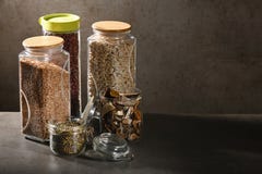 Concept viable de mode de vie, déchets zéro, céréales et beas dans les articles libres en verre, écologiques, en plastique image libre de droits Concept viable de mode de vie, déchets zéro, céréales et beas dans les articles libres en verre, écologiques, en plastique image libre de droits