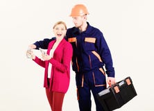 Concept élevé de factures Le réparateur obtiennent le salaire pour le travail photos stock Concept élevé de factures Le réparateur obtiennent le salaire pour le travail photos stock