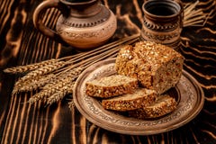 Concept élevé sain de nourriture de régime de fibre avec du pain, les céréales, les grains et les graines entiers Nourritures sup images libres de droits Concept élevé sain de nourriture de régime de fibre avec du pain, les céréales, les grains et les graines entiers Nourritures sup images libres de droits