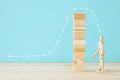 conceptenfoto van hindernissen overwinnen, houten model die een barrière bekijken en over oplossing denken stock foto conceptenfoto van hindernissen overwinnen, houten model die een barrière bekijken en over oplossing denken stock foto