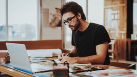 Concepteur Concentrated sur le projet de travail image stock Concepteur Concentrated sur le projet de travail image stock