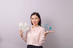 Concepto al por menor del negocio comercial, dinero hermoso asi?tico del billete de banco de la tenencia de la mujer a disposici? imagenes de archivo Concepto al por menor del negocio comercial, dinero hermoso asi?tico del billete de banco de la tenencia de la mujer a disposici? imagenes de archivo